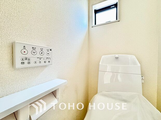 トイレには快適な温水洗浄便座付。