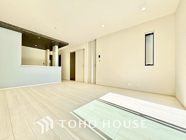 光が注がれる青い空から鮮やかに赤色にゆっくりと染まる。そんな優しい時間がここでは流れてゆく。