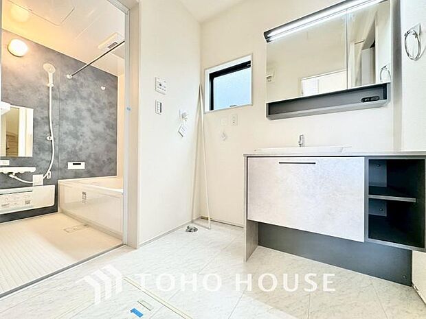 お家の中でも特にプライベートスペースとなる洗面所は、洗濯場所と浴室を同じ空間でまとめております。