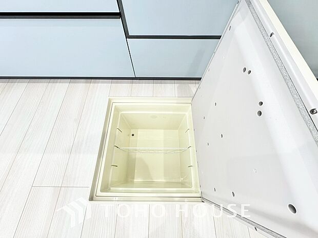 キッチン下部に設けた床下収納。缶詰のストックや非常食、梅酒や味噌などの保存食入れとして利用可です。