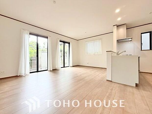 明るく穏やかな空気の中で飲んだり、食べたり、笑ったり。一日の中で多くの時間を過すことになるリビング。