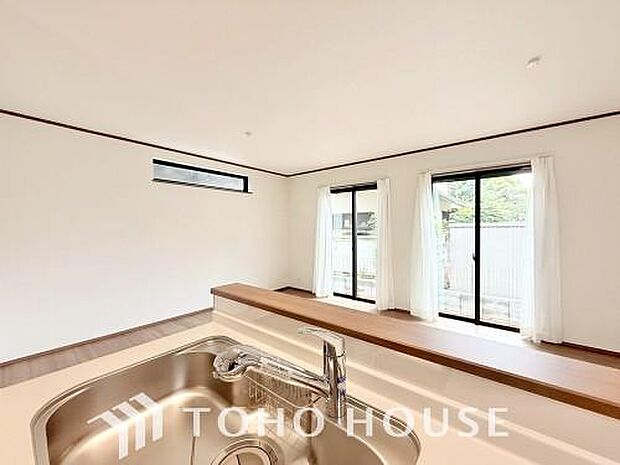 広いLDKでは家族が集まり一緒の時間を過ごせる工夫がされております。