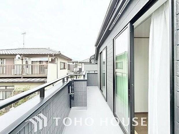 頬をなでる優しい風を感じることが出来るバルコニー。つい深呼吸をしたくなる気持ちの良い眺望です。