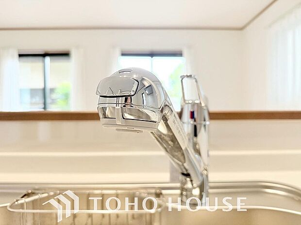 浄水器ボタンひとつで浄水と原水に切り替えられる浄水器一体型水栓を使用。