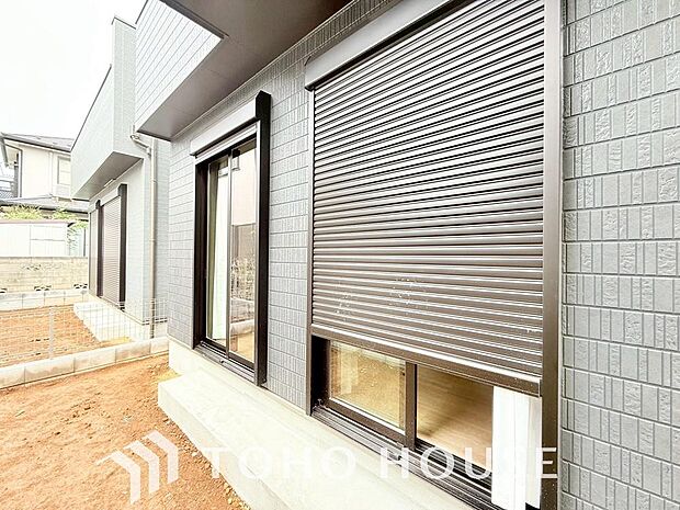 防犯機能のシャッターを完備しております。寒い冬でも中から開閉が可能ですのでラクラク便利。