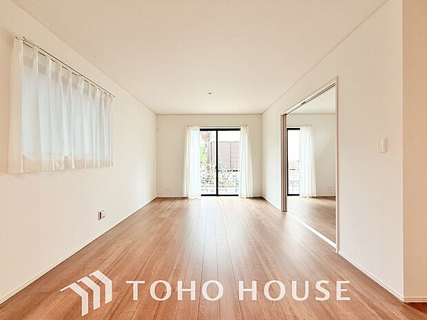 爽やかな通風と採光を存分に感じる事が出来る空間。毎日の暮らしに癒しをもたらす居心地の良いリビング。