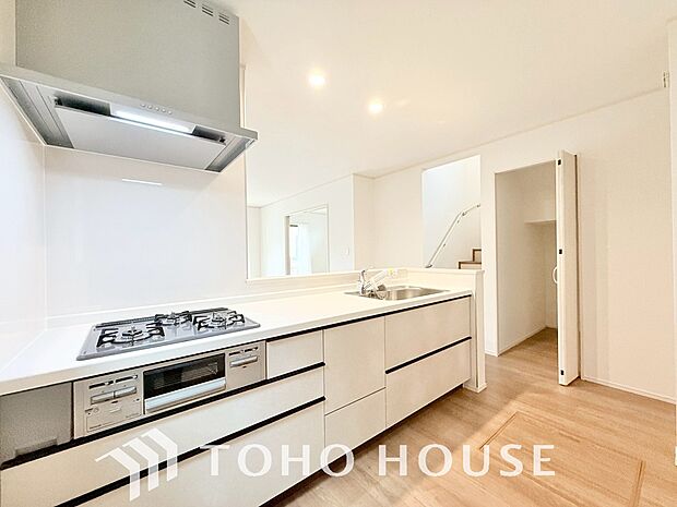 美しく使いやすいキッチン空間。優しい温もりを醸し出すキッチンは料理の為の配慮を随所に注ぎました。