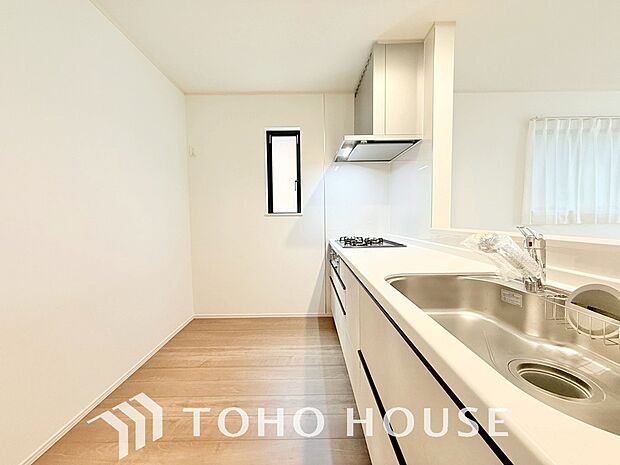 大型の冷蔵庫やレンジボードもしっかり置ける広々としたキッチンスペース。