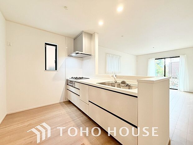 充実した収納スペースを搭載したシステムキッチンは、日々の家事がはかどります。