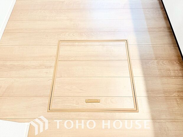 スペースを上手く活用した床下収納はあると何かと便利。食料のストック品はもちろん、掃除用具など。