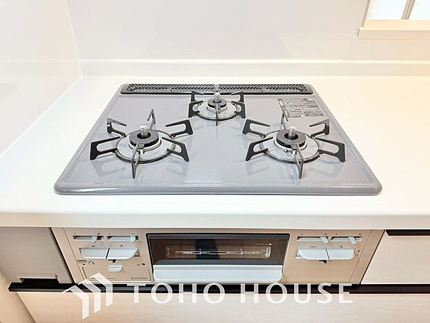 3口コンロは一度に複数のお料理を作ることができるメリットがあります。毎日のキッチンタイムを効率よく。