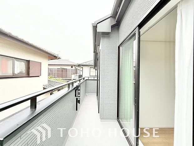 頬をなでる優しい風を感じることが出来るバルコニー。つい深呼吸をしたくなる気持ちの良い眺望です。