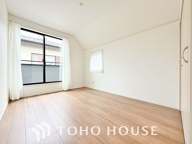 大きくとった窓から快適な光と心地よい風を取り入れます。心と体をゆったりと安らげる寝室。