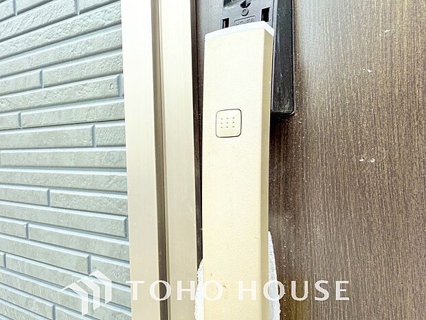 ボタンで施錠・解錠可能な電子錠は、防犯対策に優れ人気です。