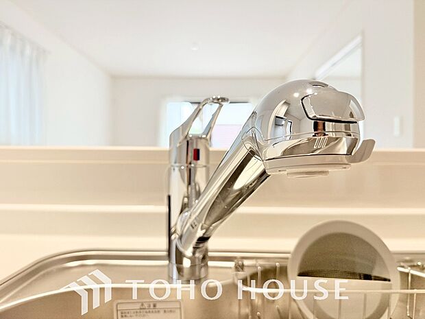 浄水器ボタンひとつで浄水と原水に切り替えられる浄水器一体型水栓を使用。