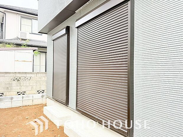 防犯機能のシャッターを完備しております。寒い冬でも中から開閉が可能ですのでラクラク便利。