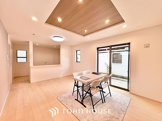 家族の暮らしに思いを馳せて、日常のワンシーンを表現したリビングダイニング。