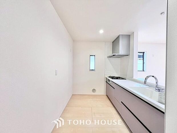 キッチンの収納は、デッドスペースになりやすい箇所を有効活用できる、スライド式収納を採用しました。