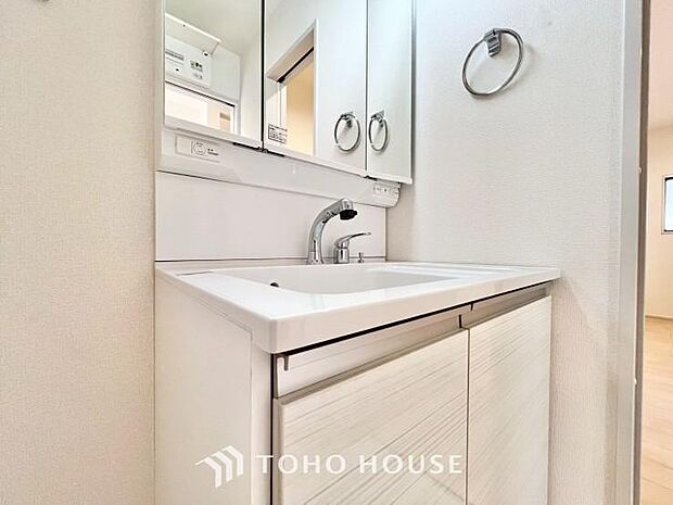 お家の中でも特にプライベートスペースとなる洗面所は、洗濯場所と浴室を同じ空間でまとめております。