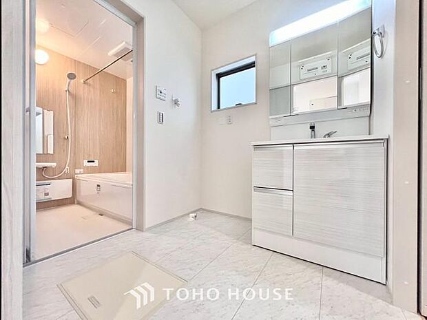 身だしなみのチェックがしやすい大きな鏡、下には収納がたっぷり。スッキリとした空間を演出いたします。