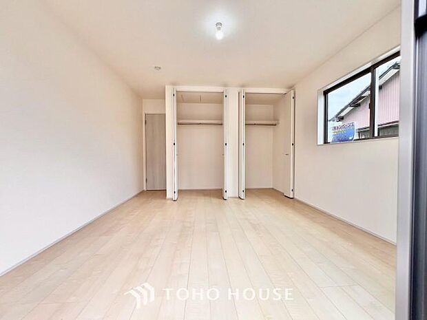 居室にはクローゼットを完備し、自由度の高い家具の配置が叶うシンプルな空間です。