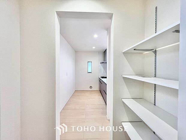 少しでも空いているスペースを収納にすることで、無駄のない空間を演出しております。