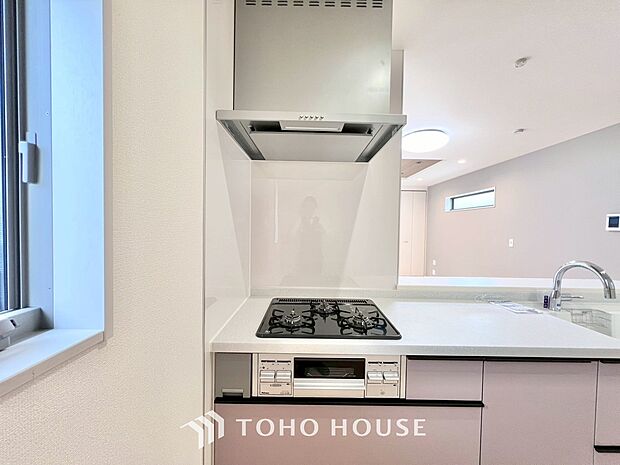 キッチンの換気扇はスタイリッシュなデザインで、日々のお手入れもラクラクな仕様となっております。