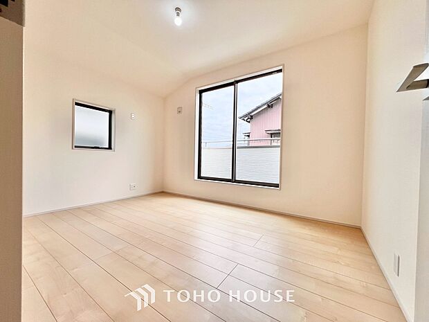 広々とした洋室は寝室にオススメです。ベッドやデスク、ドレッサーなどを置いてもゆったり空間。