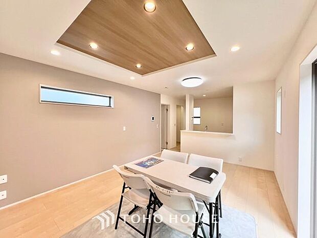 リビングも広く設け、訪れる人々を暖かく迎えてくれます。