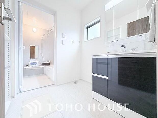 お家の中でも特にプライベートスペースとなる洗面所は、洗濯場所と浴室を同じ空間でまとめております。