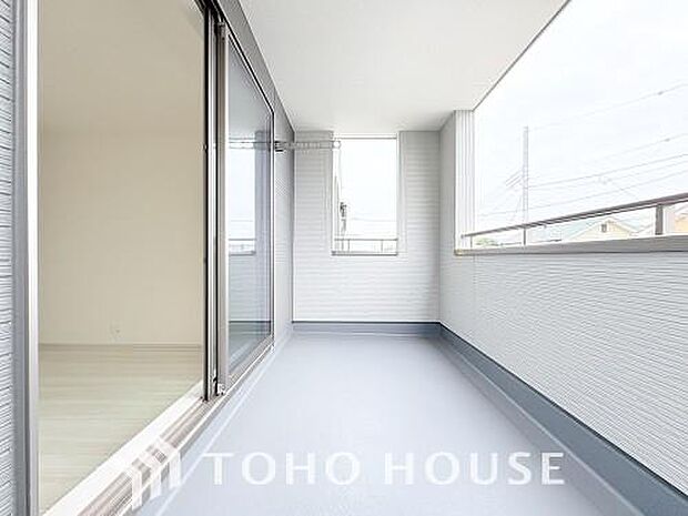 頬をなでる優しい風を感じることが出来るバルコニー。つい深呼吸をしたくなる気持ちの良い眺望です。