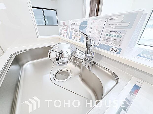 ワンタッチで浄水と原水を切り替えできる浄水器一体型水栓は水道水に含まれる有害物質を除去してくれます。
