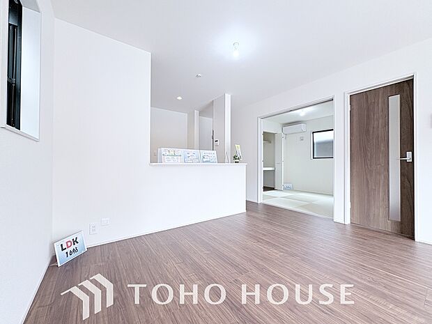 光が注がれる青い空から鮮やかに赤色にゆっくりと染まる。そんな優しい時間がここでは流れてゆく。