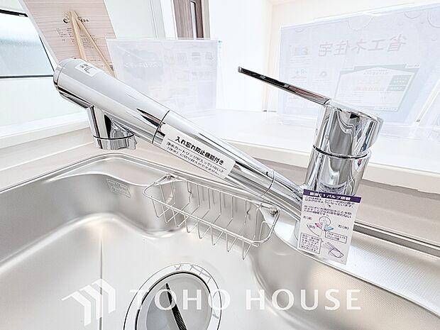 ワンタッチで浄水と原水を切り替えできる浄水器一体型水栓は水道水に含まれる有害物質を除去してくれます。