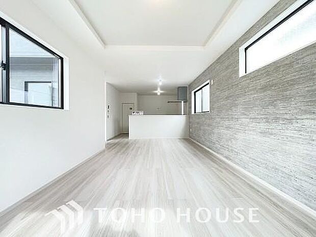 光が注がれる青い空から鮮やかに赤色にゆっくりと染まる。そんな優しい時間がここでは流れてゆく。