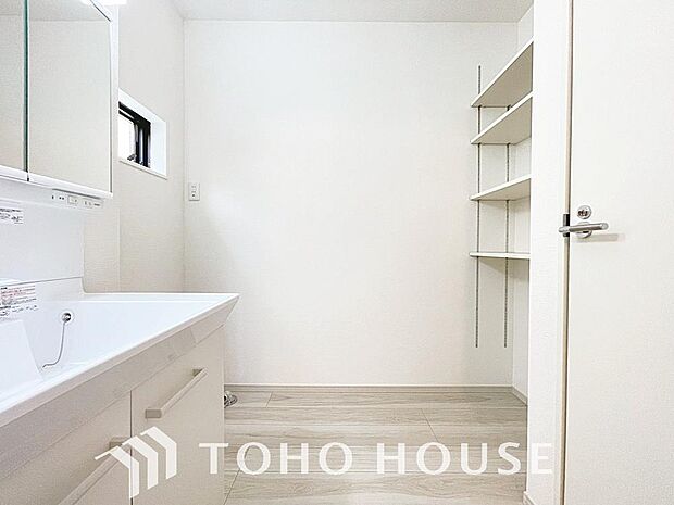 手で洗いたい大切な服など、広く使えると助かる洗面台は汚れの付きにくい形状と素材で造られております。