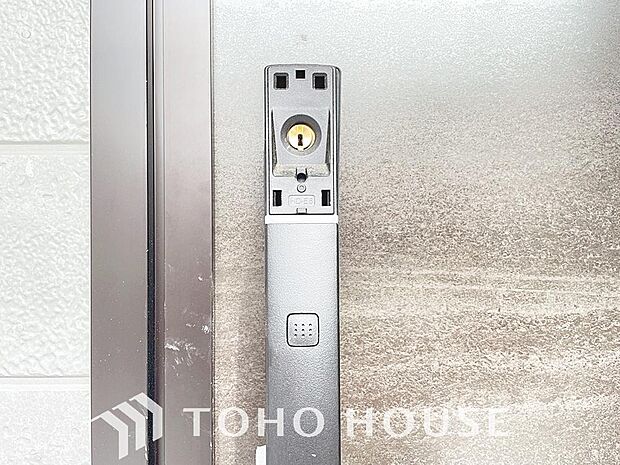 防犯対策への意識が高まっている最近では、補助錠として鍵穴のない電子錠を選ぶ方も増えています。