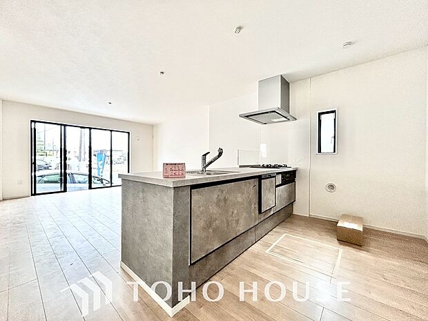 ご家族みんなで調理ができる位のスペースを実現したキッチン空間となっております。