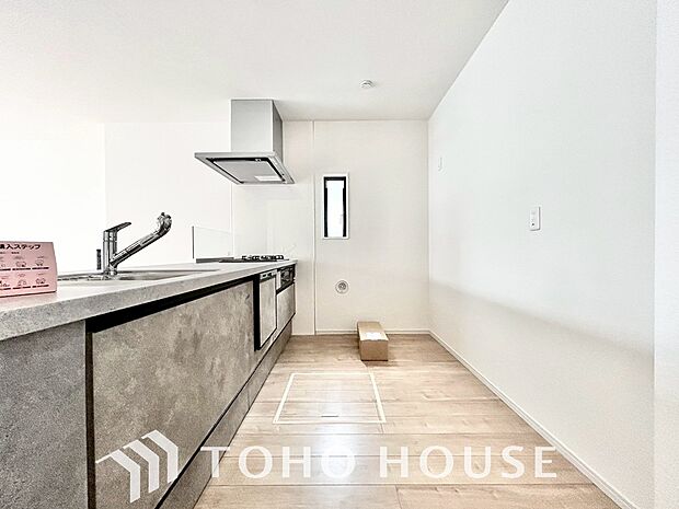 広々キッチンを採用。みんなで作った料理を召し上がりながらの会話は、どのような物になるのでしょうか。