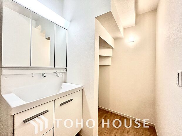 お家の中でも特にプライベートスペースとなる洗面所は、洗濯場所と浴室を同じ空間でまとめております。