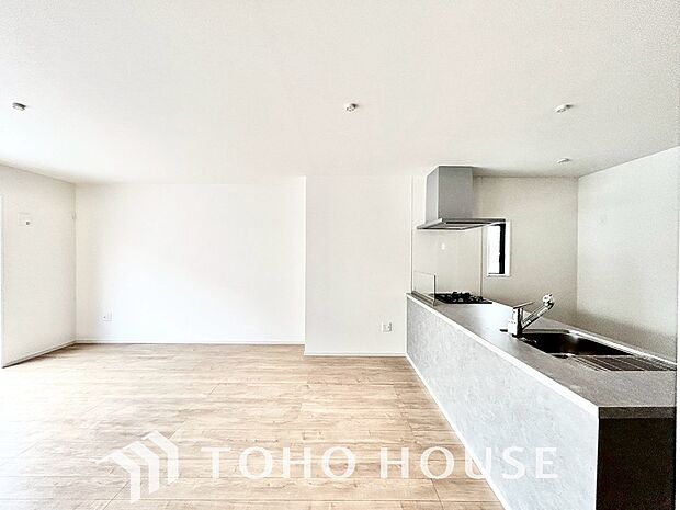 リビングも広く設け、訪れる人々を暖かく迎えてくれます。