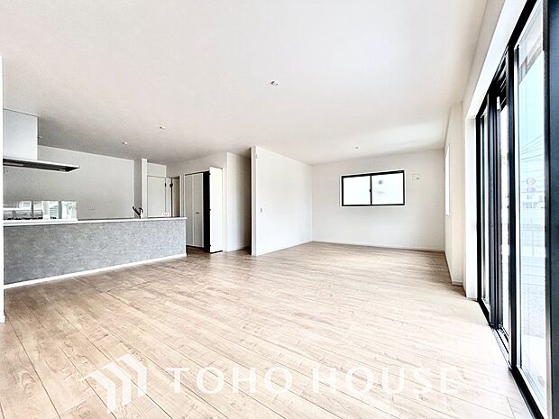 光が注がれる青い空から鮮やかに赤色にゆっくりと染まる。そんな優しい時間がここでは流れてゆく。