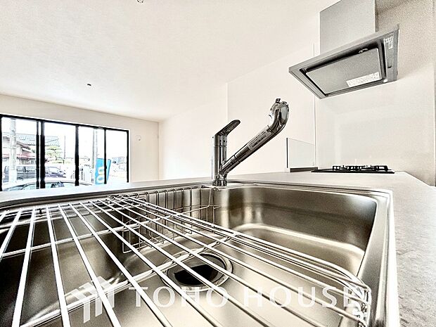 ワンタッチで浄水と原水を切り替えできる浄水器一体型水栓は水道水に含まれる有害物質を除去してくれます。