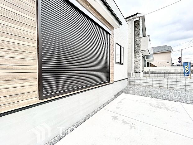 台風などの激しい雨風からお家を守るのはもちろん、空き巣対策などの防犯抑止や防音にも効果を発揮します。