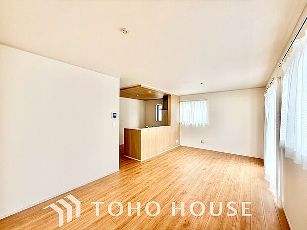 リビングも広く設け、訪れる人々を暖かく迎えてくれます。