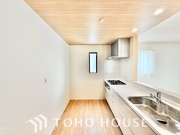 キッチンの収納は、デッドスペースになりやすい箇所を有効活用できる、スライド式収納を採用しました。