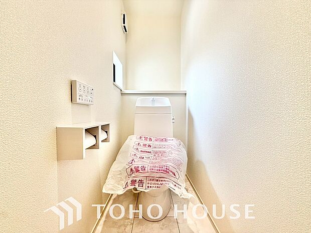 十分な広さと清潔感のあるカラーで纏まったおトイレ。時間に余裕とゆとりを持たせます。