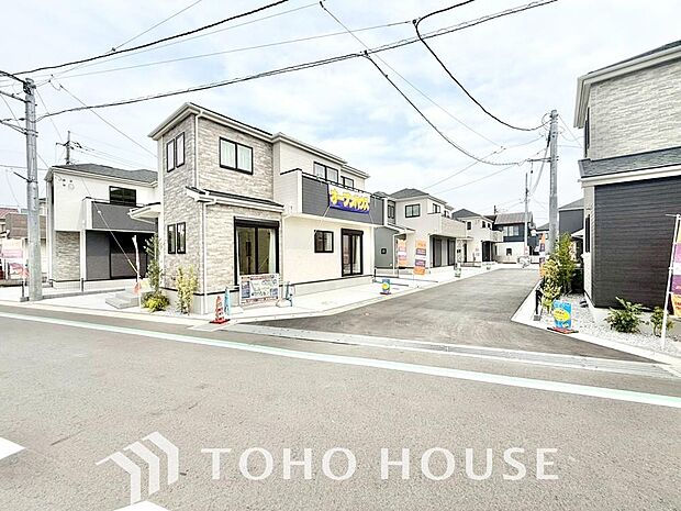 周辺環境とのコラボレーションにより明るく開放的な空間を演出しております。