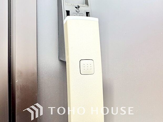 防犯対策への意識が高まっている最近では、補助錠として鍵穴のない電子錠を選ぶ方も増えています。