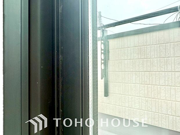 二層のガラスの間に空気層や特殊ガス層を作ることで断熱性能や結露防止効果を高めたサッシを装備してます。